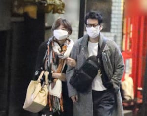 山口智子　唐沢寿明と腕組みデート！結婚25年目も変わらぬ絆