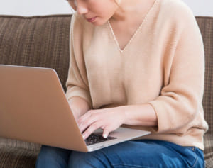 腰痛の原因は「ねこ背」にあった！人気トレーナーが解説