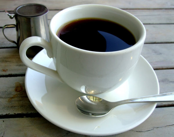 ねこ背を改善する意外な生活習慣「お昼のコーヒーはNG」