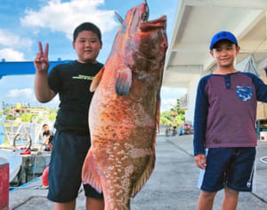 サメかと思ったら…巨大なアカジン！ 沖縄の小学生が釣り上げる