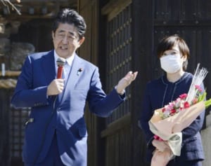 安倍前首相 辞任後も私邸に警察官…異例の2億円警備続くワケ