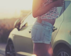 車のトランクに座っていた18歳少女が死亡…15歳少女が運転し転落