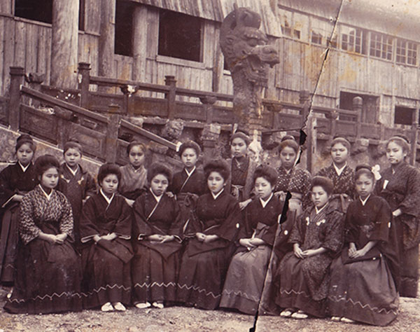 100年前のおしゃれな女学生たち　首里城前で記念写真　所有者が情報募る