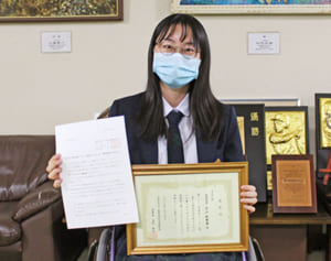 「希望、捨てないで」　沖尚高3年の片山さん、闘病エッセー全国最優秀　白血病の経験語る