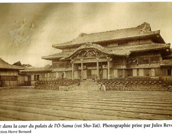 大龍柱は正面…首里城正殿、最古の写真か　琉球王国末期「1877年撮影」