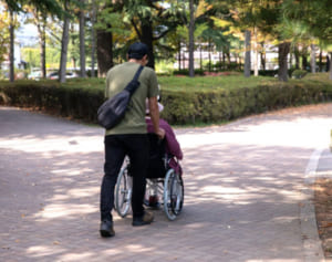 15～29歳の介護者21万人。知られざる“若者介護者”の実態