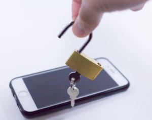 スマホで施錠も…コロナ禍だからこその“老親見守りツール”