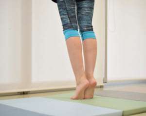 医師教える「“かかと落とし”で、老化防ぐ骨ホルモンが活性化」