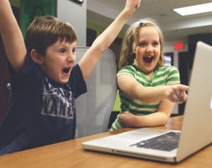 オンライン授業盛り上げる“小学校教師の秘策”が話題　米