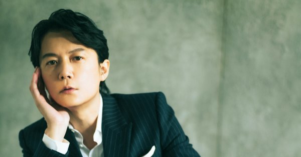 福山雅治 亡き父を語る お調子者と猫背は父譲り 女性自身