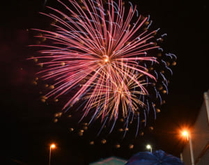 コロナに負けるな！　夜空染める「応援花火」　金武町で打ち上げ