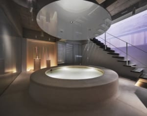 まるで美術館のよう！新宿で足湯につかりながらティータイムを