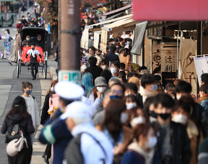 銀行、SA、神社…新型コロナ「年末年始の危険スポット10」