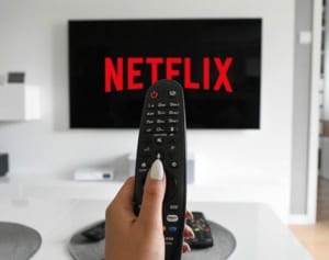 コロナ禍で加速　劇場公開映画のサブスク解禁が早くなる理由