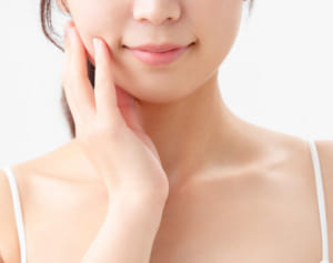 鏡に向かって作り笑顔を…1日を幸せに過ごすための「朝のルール」