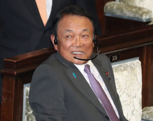 “鼻出しマスク”で受験生失格「麻生大臣は？」と違和感の声