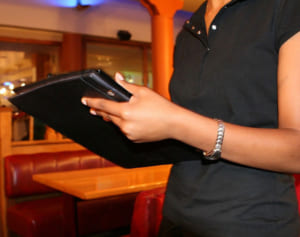 「助けが必要？」レストランスタッフが虐待に気づき少年救う