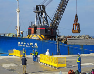 塩川で2ヵ所同時に搬出　辺野古新基地埋め立て土砂　工事加速狙いか