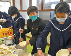 石垣牛の牛丼が多良間島の学校給食に！　小6の新聞投稿から広がった善意