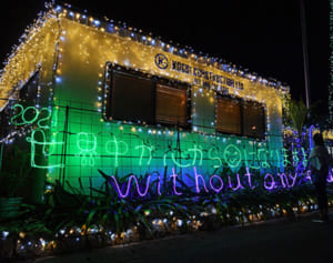 コロナ禍も「えがお」忘れず　電飾でエール　沖縄市・幸地建設