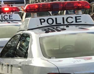 走行中タクシーに体当たり、フロントガラス破壊の疑いで組員逮捕　那覇署