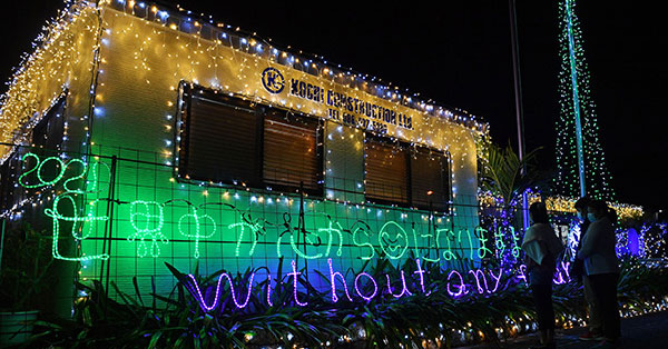 コロナ禍も えがお 忘れず 電飾でエール 沖縄市 幸地建設 女性自身