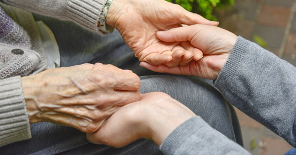 介護歴10年の当事者が見つけた金言 外野は口出すな金を出せ 女性自身