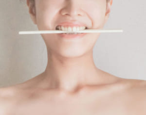 顔のたるみで“土砂崩れ”起こさないためのエクササイズ3