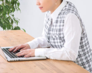 姿勢の悪さが“老け声”に…声帯を傷めるNG生活習慣