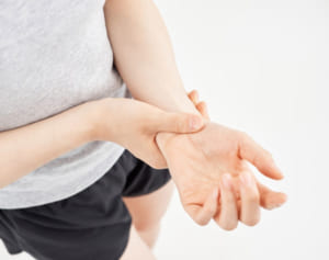 巣ごもり生活の痛みやコリは“腕”に原因…接骨院院長が解説