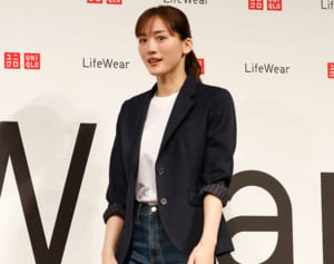ユニクロも似合う綾瀬はるかの“普段着な笑顔”爆発ショット