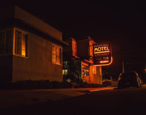 子ども残して出勤し逮捕…シングルマザーに同情と寄付集まる