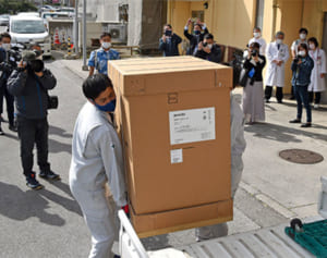 新型コロナワクチン冷凍庫、沖縄・中部病院へ搬入　接種は3月上旬、医療関係者から