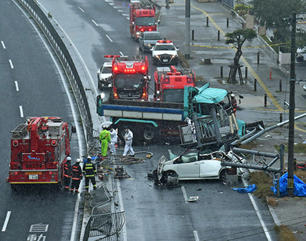 沖縄・浦添でダンプカー絡む多重事故　2人死亡、運転手の男性は重体　鉄柱倒れ車が下敷きに