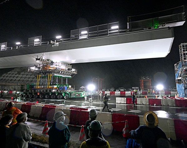 夜空に巨大な橋桁　524トン、名護東道路で架設作業
