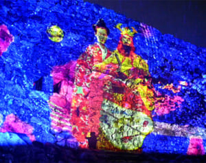 夜の今帰仁城に北山王が降臨！　世界遺産の城壁が鮮やかに映える