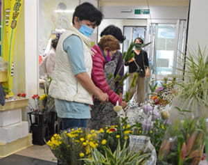 糸満公設市場にぎわい　コロナ禍の中、きょう旧正月