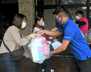 コロナで収入が減った学生を支援　有志団体が名護で生活物資を配布