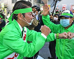 選挙運動も様変わり　浦添市長選・市議選　握手なし→「グータッチ」　会わずに→SNSで発信