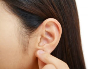 冬の寒暖差によるダメージを軽減する耳ツボマッサージ