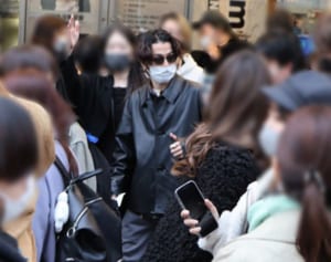 King Gnu常田大希　ファンに“除菌しながらサイン”の神対応