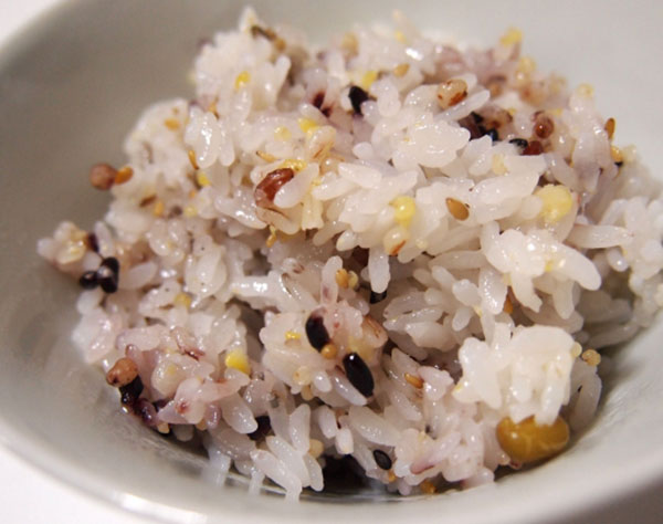 認知症予防に役立つ食習慣、主食には「玄米や雑穀」推奨