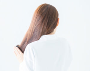 白髪へのヘアカラー、商品種類別に知るべき頭皮への影響