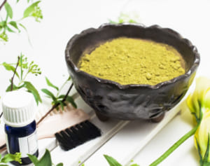 白髪ケアでよく聞く「ヘナ」識者が語るその効果と注意点