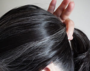 「グレイヘア」も頭皮ケアは必要！完成を気長に待つ必要も