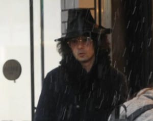 滝藤賢一　プロ顔負け！冷雨でも笑顔のファッション撮影現場