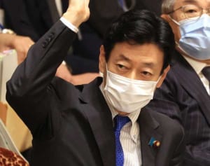 残業月391時間も把握せず　西村大臣に「殺人レベル」と批判殺到