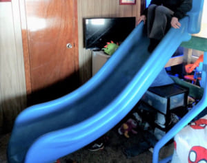 盗んだすべり台を子どものベッドに取り付け…父親を逮捕