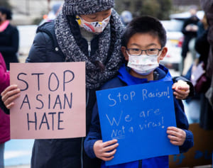 76歳中国系女性、殴ってきた白人男性を返り討ちに