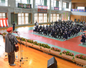 中学の卒業式で「かりゆし58」が歌のサプライズ　「胸張って、いい春迎えて」